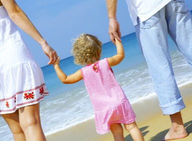 Eltern mit Kind am Strand