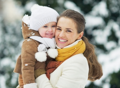 Mama mit Kleinkind im Schnee