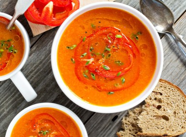 Tomatensuppe in der Suppenschuessel