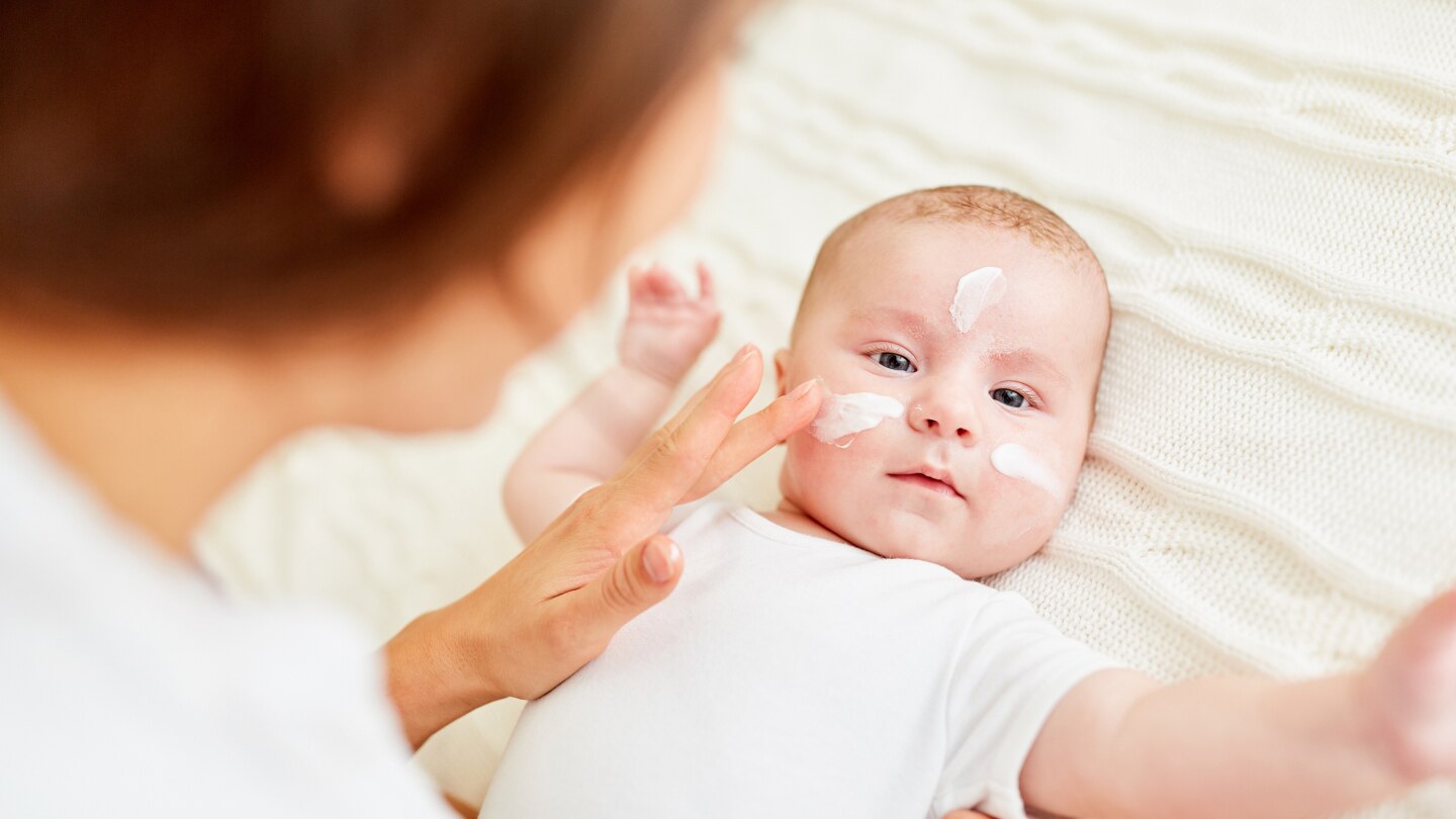 Mutter cremt Baby ein