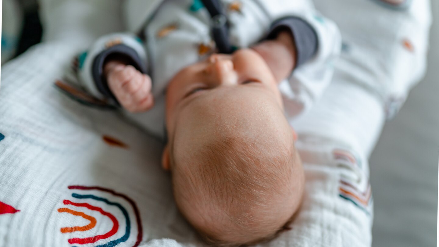 baby auf einer decke liegend