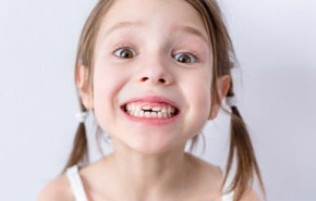 Kind mit Zahnlcke