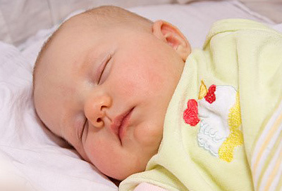 Pltzlichem Kindstod vorbeugen - so sollen Babys schlafen