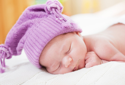 Neugeborenes trinkt wenig und schläft viel