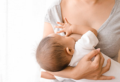 Stillstart: Nach der Geburt direkt an die Brust?
