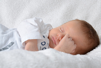 Verklebte Augen beim Baby - anfangs meist harmlos