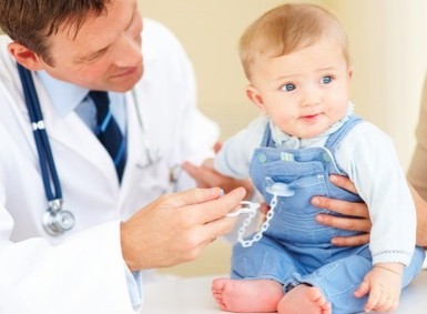 Arzt mit sitzendem Baby