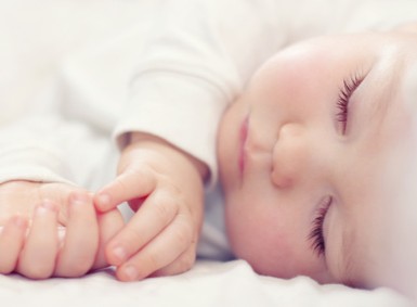 Schlafendes Baby mit langen dunklen Wimpern