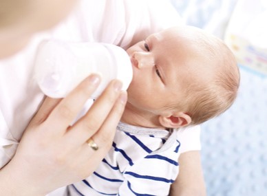 Baby wird mit Milchflasche gefüttert