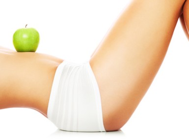 Frau mit einem Apfel auf dem Bauch