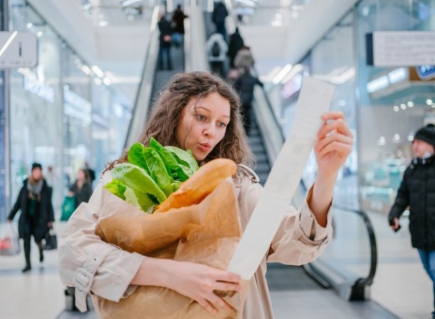 Frau mit Einkaufszettel