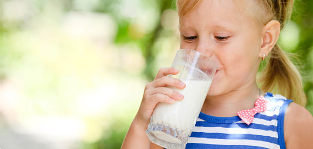 Kind trinkt ein Glas mit Milch