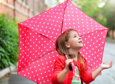 Mädchen mit rotem Regenschirm