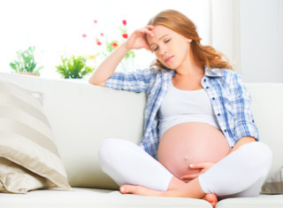 schwangere frau ist unwohl