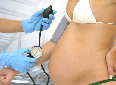 schwangere frau misst blutdruck