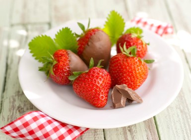 Teller mit Erdbeeren und Schokolade