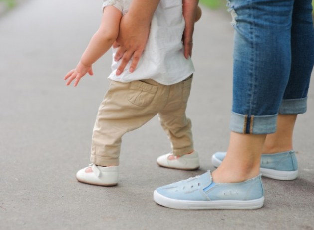 Wann lernen Babys laufen