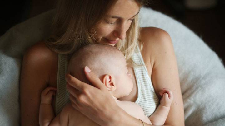 Bild der Forumkategorie Baby - Baby liegt auf Mutter, und wird von Mutter im Arm gehalten 