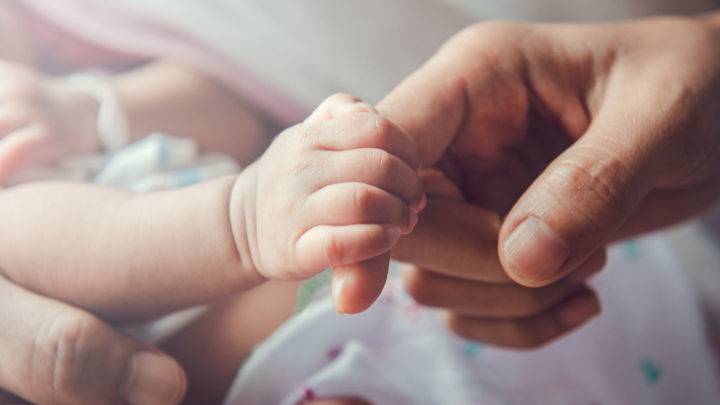 Bild der Forumkategorie Gesundheit - Hand von Baby hält Hand von Arztin 
