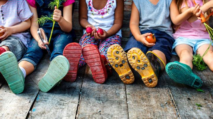 Bild der Forumkategorie Kleinkind und Kigakind - Kleine Kinder sitzen neben einander, man sieht nur die Beine und Schuhe 