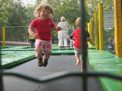 Bild zu Mögen eure 2-jährigen auch so gerne Trampolinspringen? - Rund ums Kleinkind - Tipps für Eltern