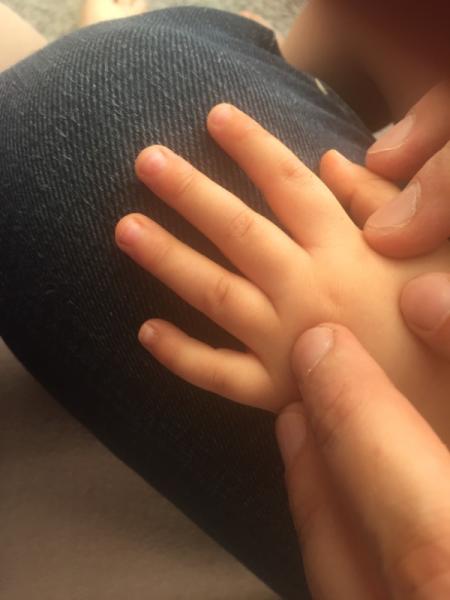 Bild zu Helle Querstreifen auf dem Fingernagel - Rund ums Kleinkind - Tipps für Eltern
