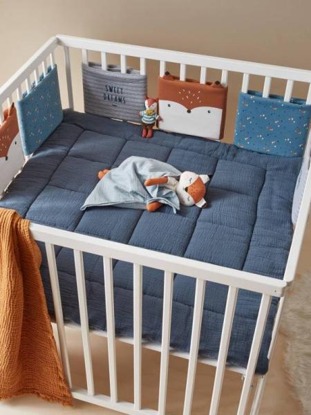 Bild zu Baby stößt gegen Gitterstäbe - Rund ums Kleinkind - Tipps für Eltern