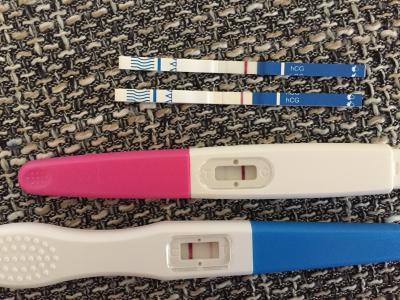 Bild zu 4 Tests mit 4 verschiedenen Ergebnissen - Schwanger - wer noch? Rund um die Schwangerschaft