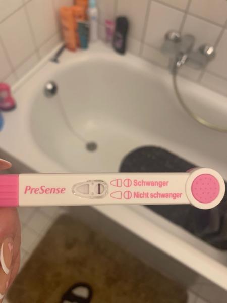 Bild zu Positiv oder Verdunstlinie? - Schwanger - wer noch? Rund um die Schwangerschaft