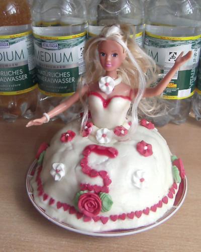 Bild zu Unsere 1. Barbie Torte - Kochen und Backen