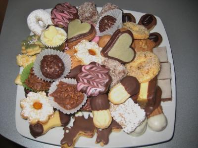 Bild zu So! Alle Kekse fertig! Mal einen Teller in die Runde stell... - Kochen und Backen