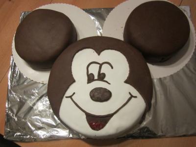 Bild zu Micky Maus Torte ist fertig *puh* - Kochen und Backen