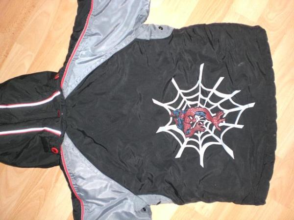 Bild zu Hier noch das Bild von der Spiderman-Jacke....   HINTEN - Sparforum - Forum rund ums Sparen