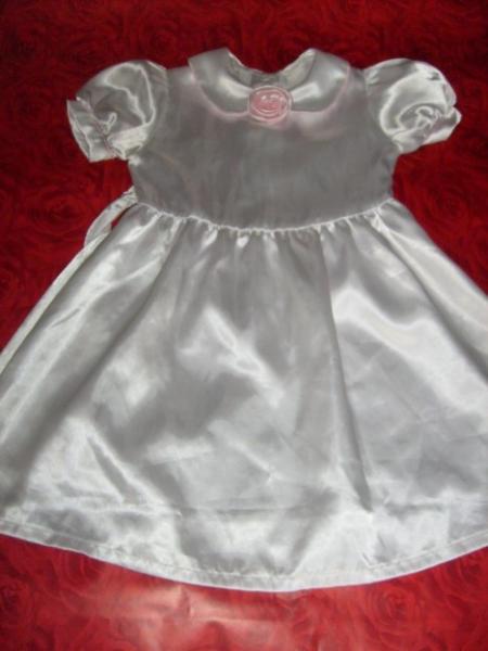 Bild zu Festliches Kleidchen Gr.98/104 in weiß mit Rosa Rose - Sparforum - Forum rund ums Sparen