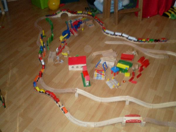 Bild zu Abzugeben:Holzeisenbahn 246 teile - Sparforum - Forum rund ums Sparen