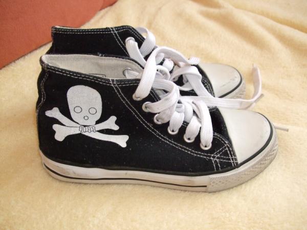 Bild zu Hat jemand Interesse an Piraten-Turnschuhen (wie Chucks) Gr. 32 für Jungs? - Sparforum - Forum rund ums Sparen