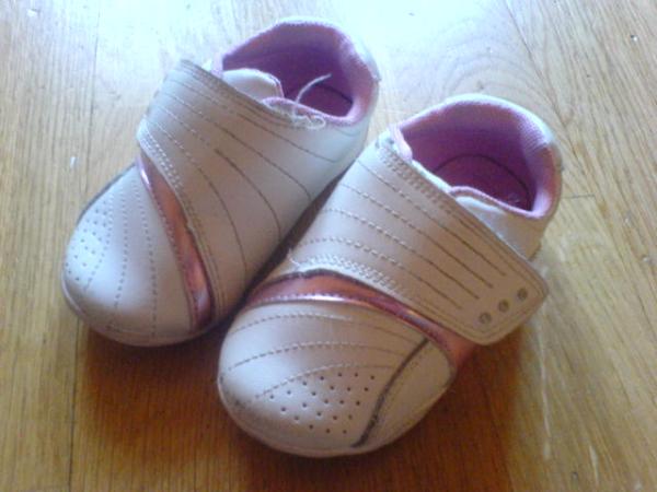 Bild zu lauflernschuh scandi gr.21 mit strass steinchen sooooo suüüüüß - Sparforum - Forum rund ums Sparen