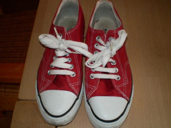 Bild zu Reichlich Schuhe aussortiert: Hier Rote Chucks Gr.41 - Sparforum - Forum rund ums Sparen