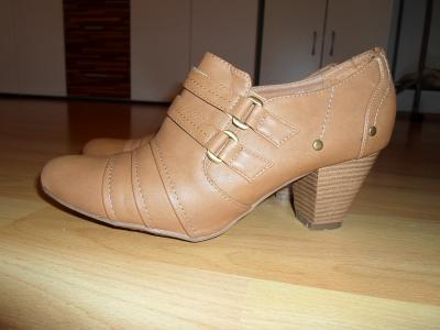 Bild zu Super schöne Stiefeletten/Pumps Gr. 40 Absatz ca. 6 cm NEU....12 Euro - Sparforum - Forum rund ums Sparen