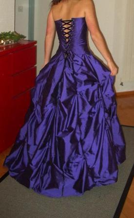 Bild zu Was trägt man zu diesem Ballkleid? - Aktuelles