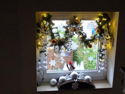 Bild zu Fenster - Deko im Treppenhaus fertig - Weihnachten
