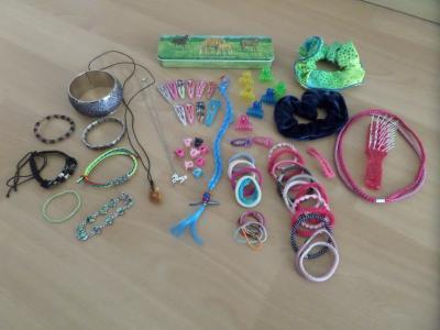 Bild zu Adventskalenderinhalt Mädchen Schmuck und Haarschmuck abzugeben - Weihnachten