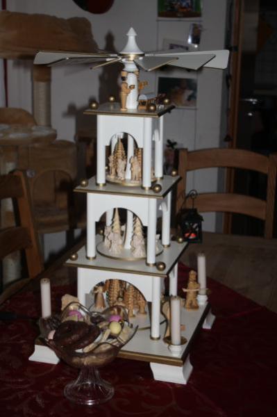 Bild zu diese Pyramide hat mein Mann gebaut - Weihnachten