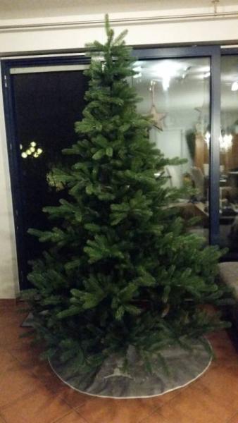 Bild zu Unsere künstluche Nordmanntanne steht - Weihnachten