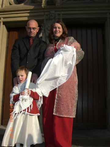 Bild zu Ein Bild nach der Taufe vor unserer Kirche - Forum für Januar - Mamis