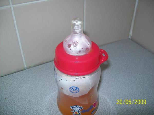 Bild zu Juhu... Maja kann endlich aus der Flasche trinken... - Forum für Januar - Mamis
