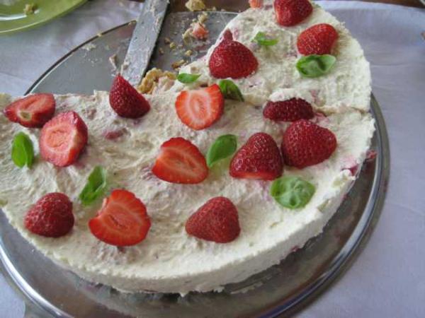 Bild zu Die Torte von gestern......hier mal ein Bild....Erdebeer-Basilikum-Torte - Forum für Januar - Mamis