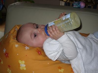 Bild zu jack hält seine flasche - Forum für Januar - Mamis