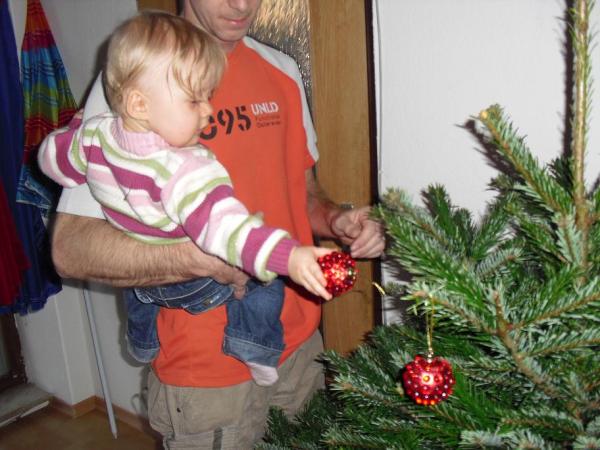 Bild zu papa hat mit ashley den baum geschmückt - Forum für Januar - Mamis