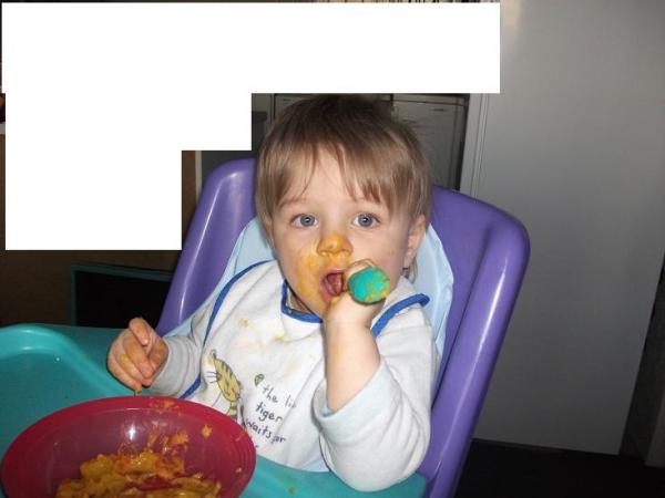 Bild zu marcel wollte unbedingt alleine essen - Forum für Januar - Mamis